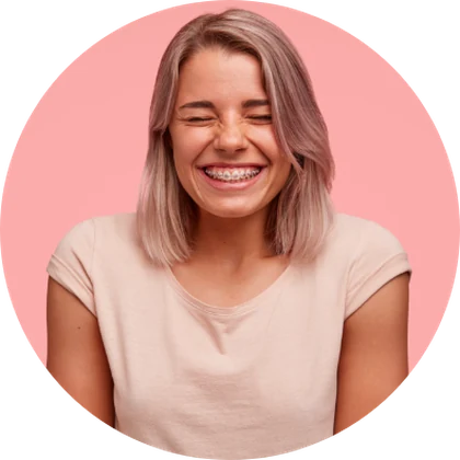 Jovem sorrindo com aparelho fixo